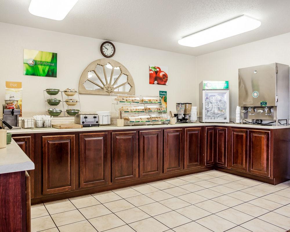 Quality Inn & Suites Des Moines - Merle Hay Road Urbandale Dış mekan fotoğraf