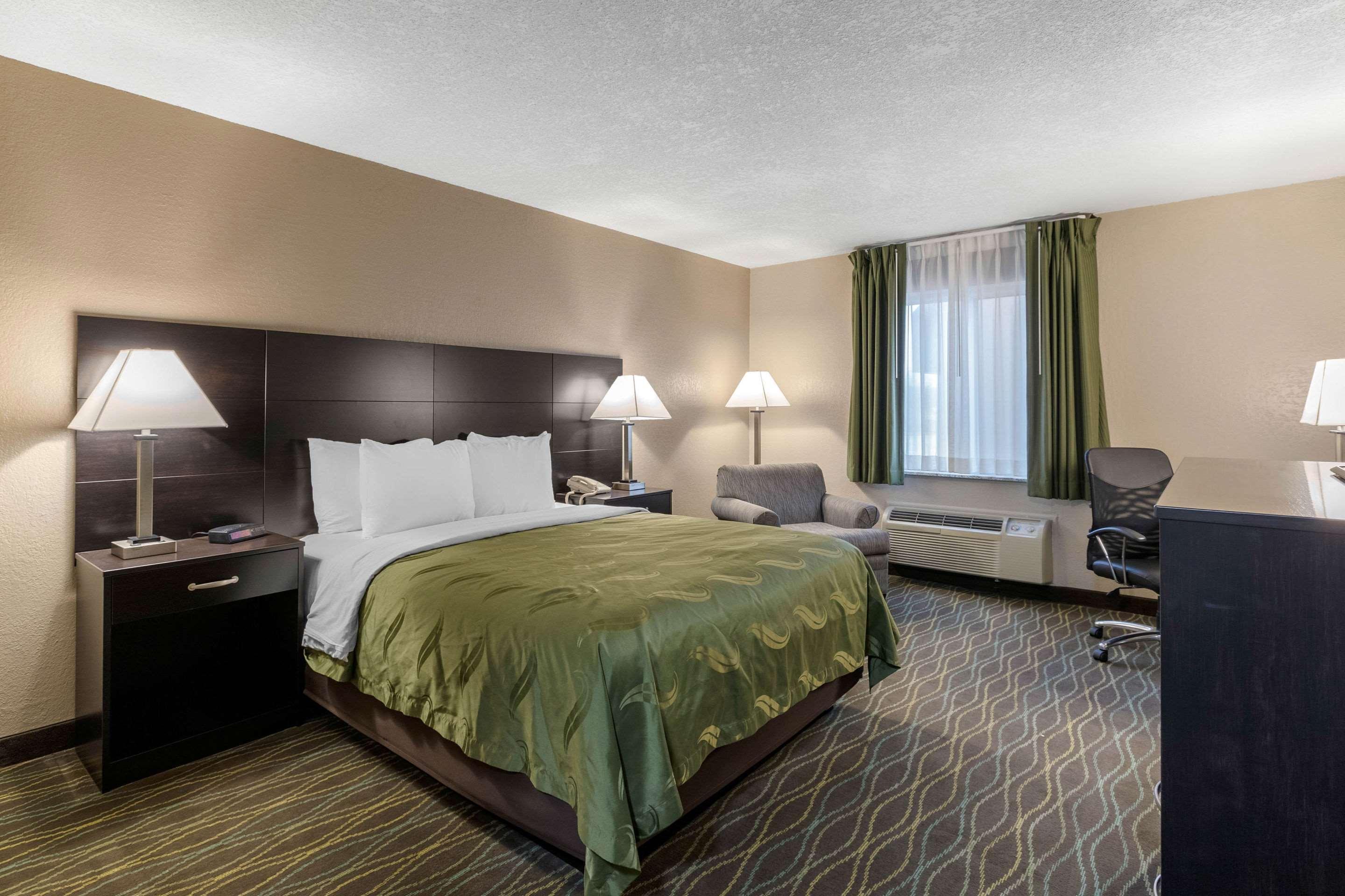 Quality Inn & Suites Des Moines - Merle Hay Road Urbandale Dış mekan fotoğraf