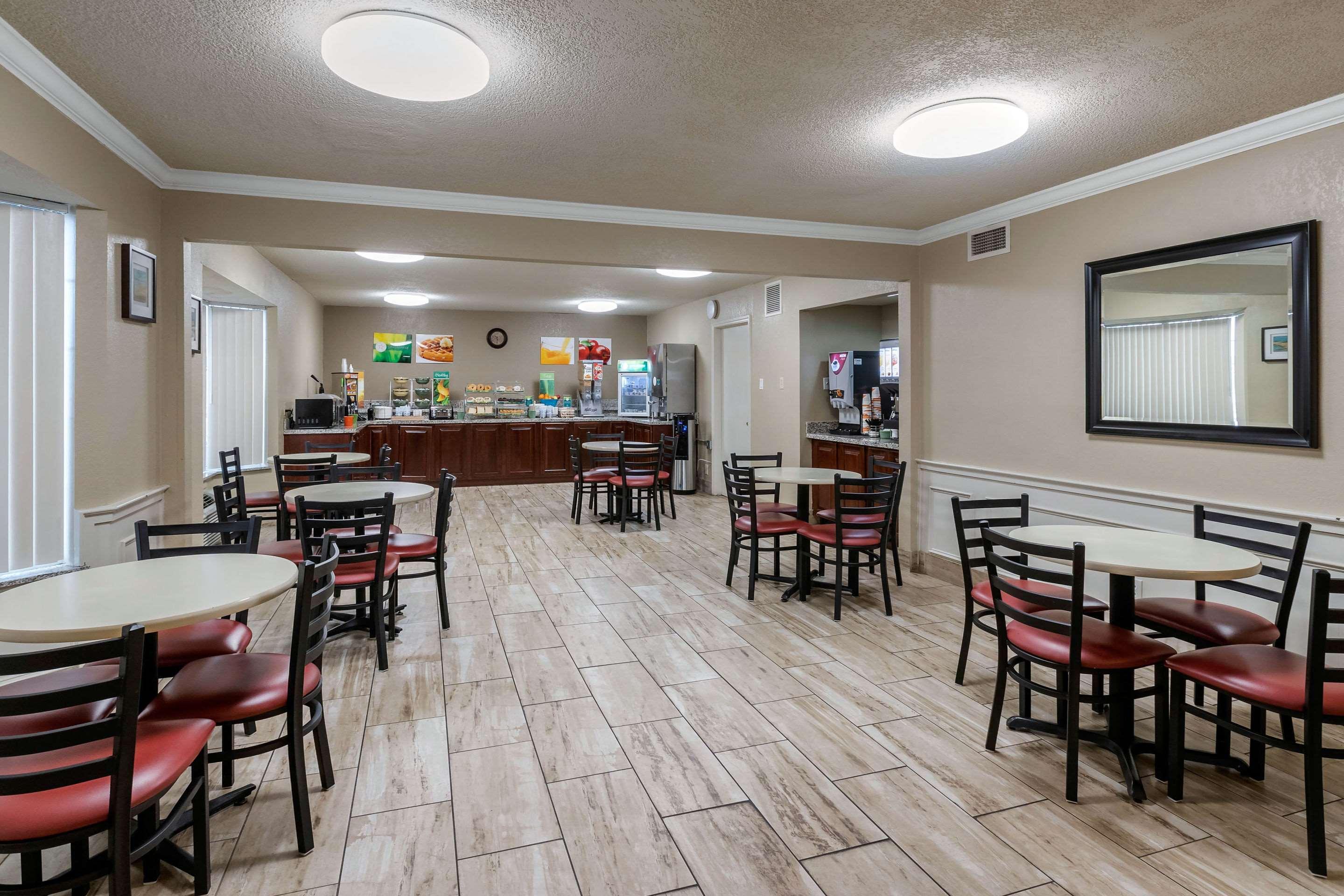 Quality Inn & Suites Des Moines - Merle Hay Road Urbandale Dış mekan fotoğraf