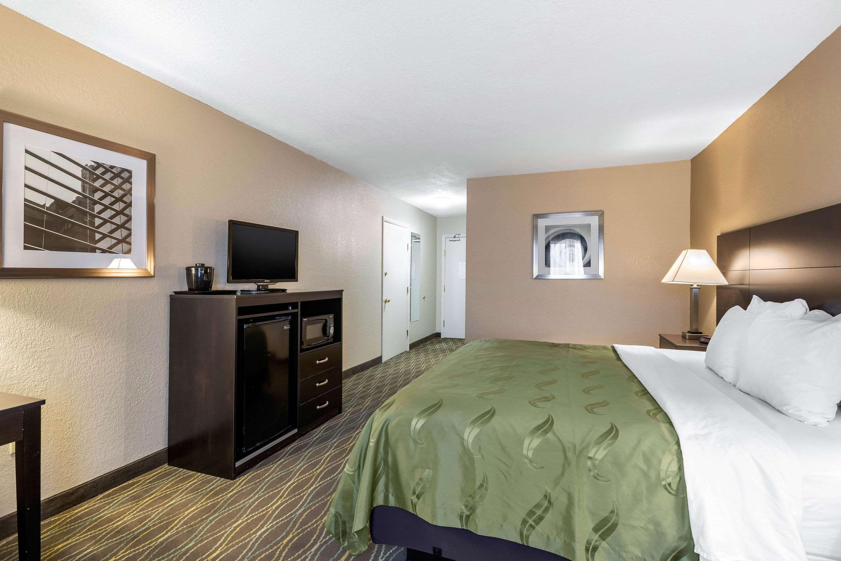 Quality Inn & Suites Des Moines - Merle Hay Road Urbandale Dış mekan fotoğraf