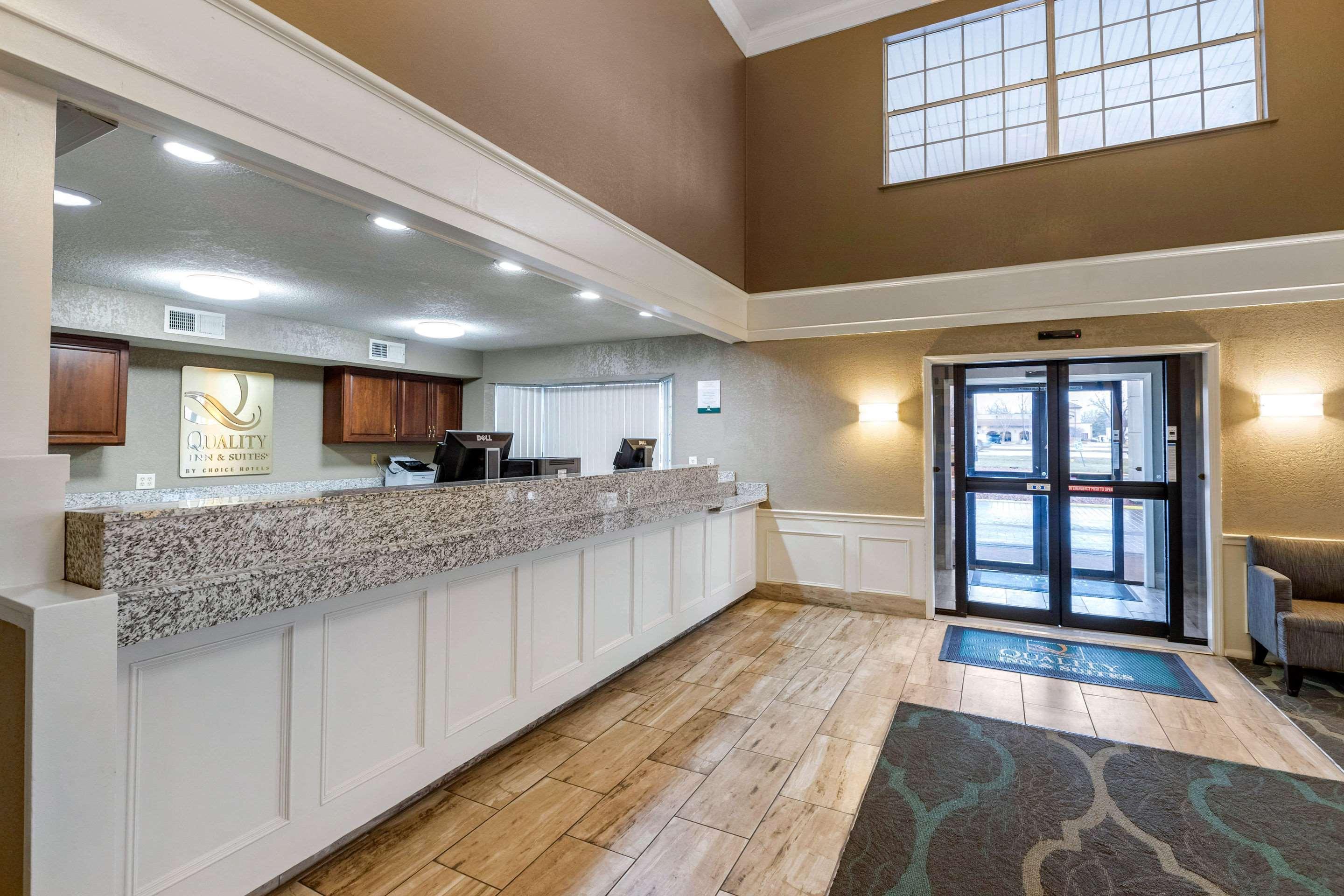 Quality Inn & Suites Des Moines - Merle Hay Road Urbandale Dış mekan fotoğraf
