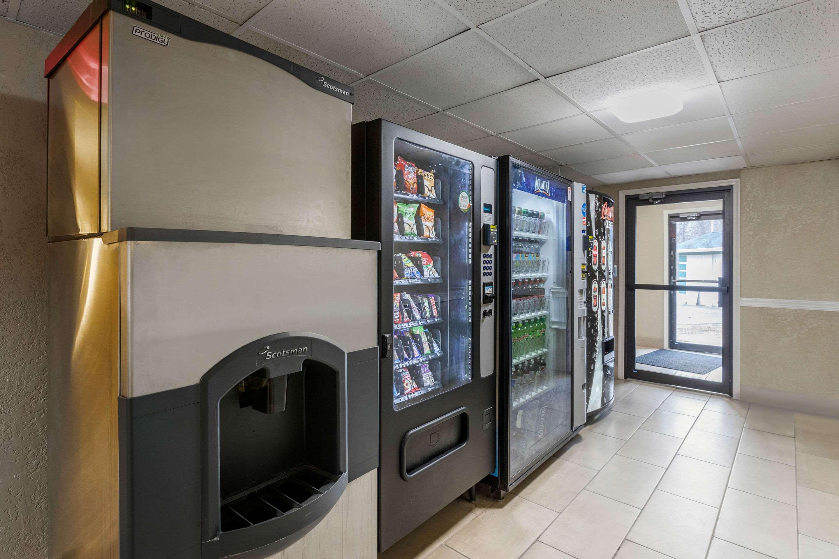 Quality Inn & Suites Des Moines - Merle Hay Road Urbandale Dış mekan fotoğraf