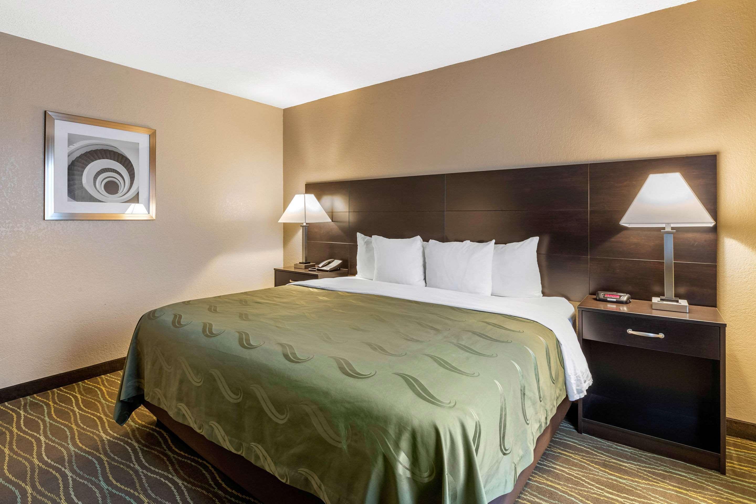 Quality Inn & Suites Des Moines - Merle Hay Road Urbandale Dış mekan fotoğraf